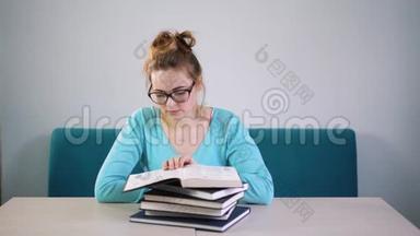 疲惫，愤怒，精疲力竭的学生低下头看一叠书。 你得读很多书。 很多工作。 闭嘴